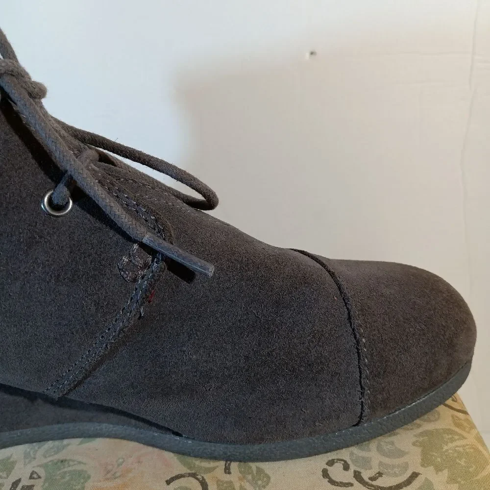 Toms Grey Suede Desert Wedge Bootie sz 4.5